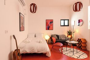 Chic Red Studio near Talpiot Market