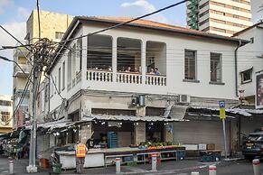 Chic Red Studio near Talpiot Market