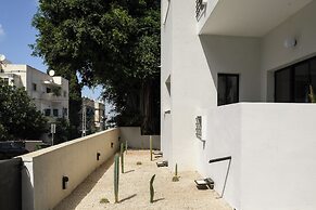 Chic Red Studio near Talpiot Market