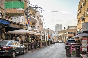 Chic Red Studio near Talpiot Market
