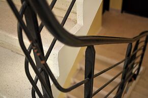 Chic Red Studio near Talpiot Market