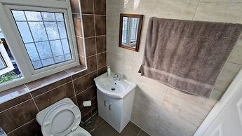 Captivating 2-bed Apartment in Ilford