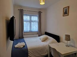 Captivating 2-bed Apartment in Ilford