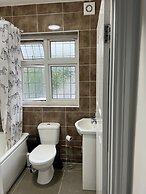 Captivating 2-bed Apartment in Ilford