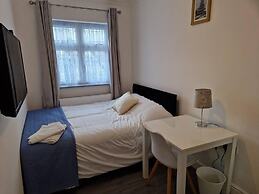 Captivating 2-bed Apartment in Ilford