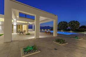 Villa - Sleeps 10 - Pool - Parking - Pool Table