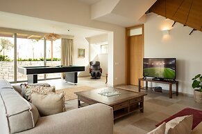 Villa - Sleeps 10 - Pool - Parking - Pool Table