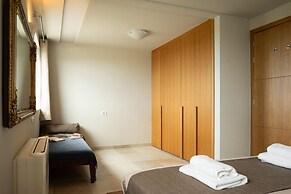 Villa - Sleeps 10 - Pool - Parking - Pool Table