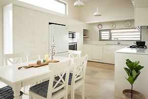 Villa - Sleeps 10 - Pool - Parking - Pool Table