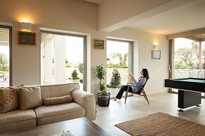 Villa - Sleeps 10 - Pool - Parking - Pool Table