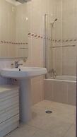 Lovely 4-bed Apartment in Estombar