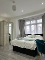 Inviting 2-bed Apartment in Ilford