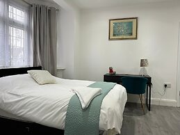 Inviting 2-bed Apartment in Ilford