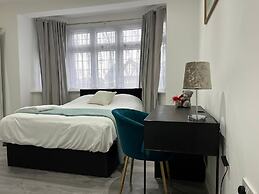 Inviting 2-bed Apartment in Ilford