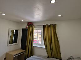 Cozy Dagenham Retreat - 2BR House