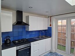 Cozy Dagenham Retreat - 2BR House