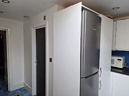 Cozy Dagenham Retreat - 2BR House