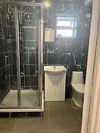 Remarkable 2-bed Apartment in Ilford, London