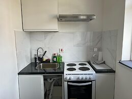 Remarkable 1-bed Studio Apartment in Redbridge