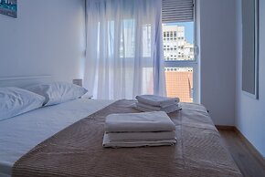 Spacious apt few min Walk to old Town and Beach