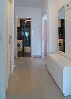 Spacious apt few min Walk to old Town and Beach