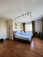 People Hostel & Suites