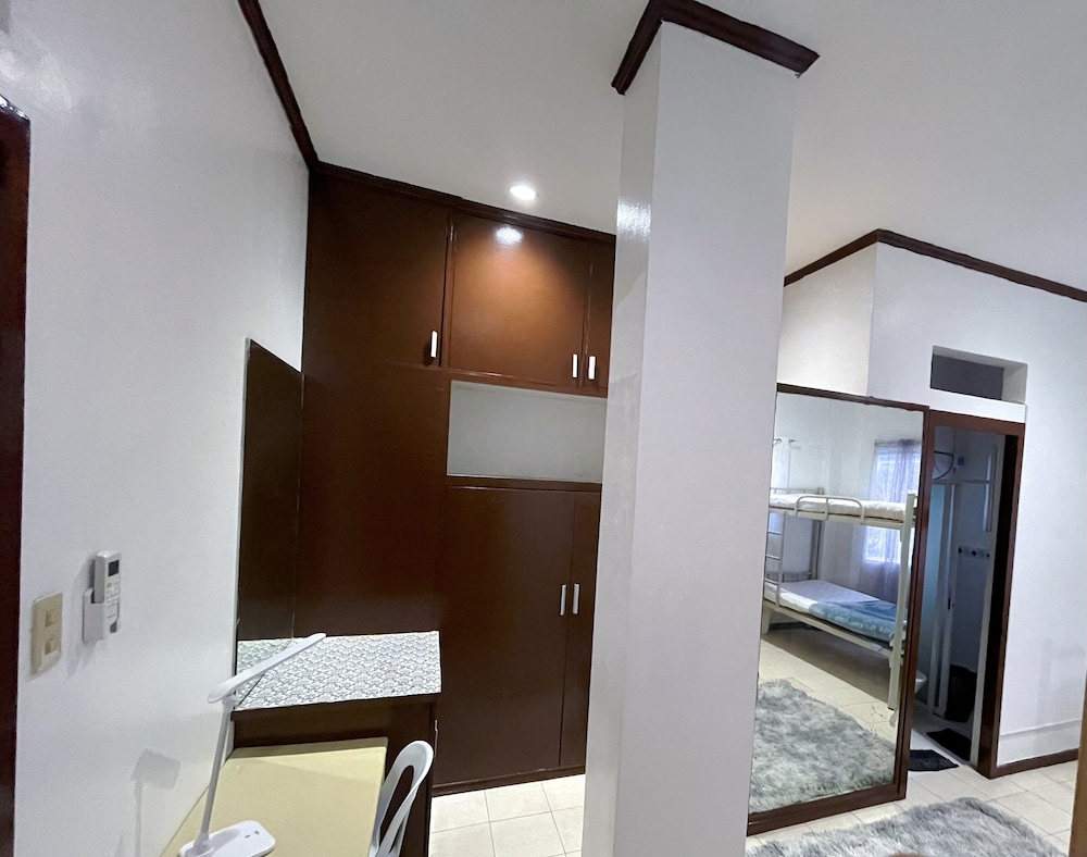 18 La Guardia Ext
