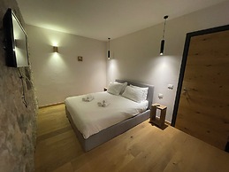 SnowLake Suite & Apartments