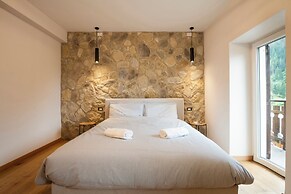 SnowLake Suite & Apartments