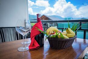 Majestic Lakefront Hotel & Suites