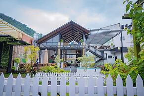 Majestic Lakefront Hotel & Suites