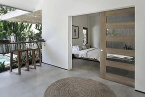 Villa Q - Contemporary Pool House