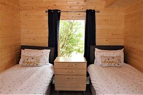 Inviting 3-bedroom Lodge in Ashton Under Hill