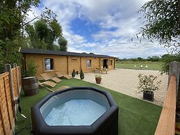 Inviting 3-bedroom Lodge in Ashton Under Hill