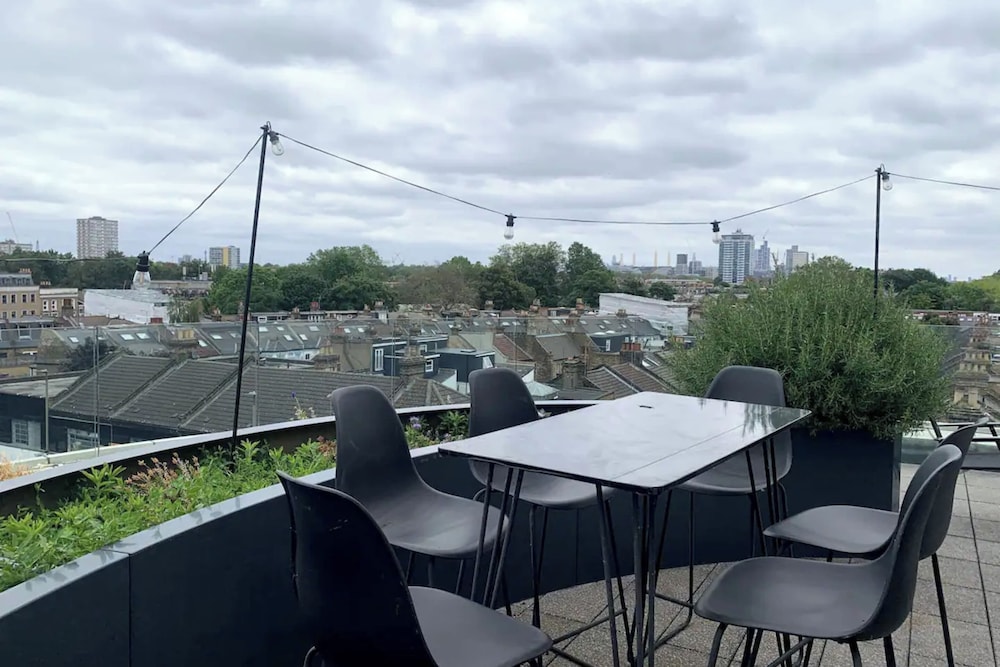 Stylish 2BD Flat With Private Balcony - Battersea