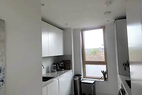 Stylish 2BD Flat With Private Balcony - Battersea