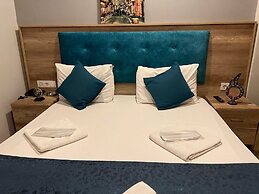 Destinia Pera Suites