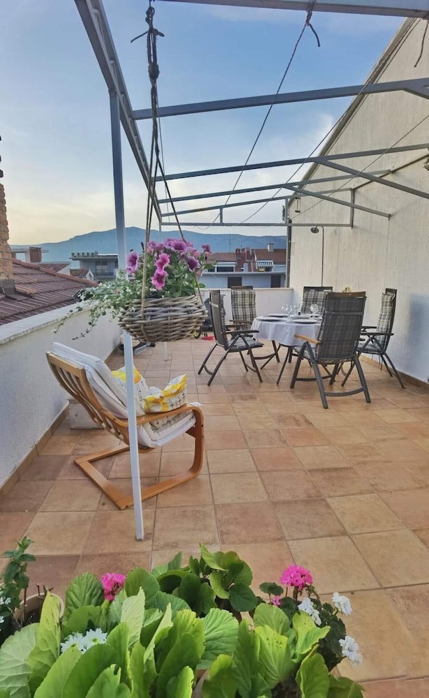 Charming Apartment Center Split Terrace & Parking