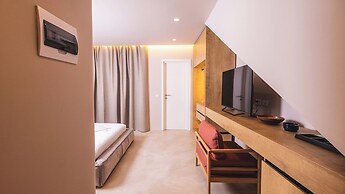 AZAR LUXURY SUITES