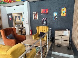 Karvi Hostel & Suites
