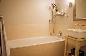 5 Seasons Guesthouse