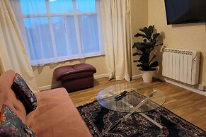 Apartment - Sleeps 2 - Parking - Near Station
