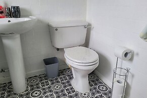 Apartment - Sleeps 2 - Parking - Near Station