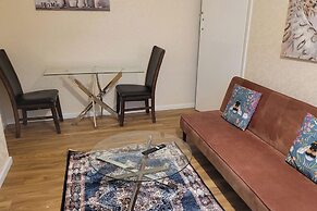 Apartment - Sleeps 2 - Parking - Near Station