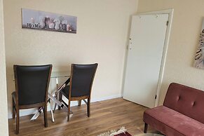 Apartment - Sleeps 2 - Parking - Near Station