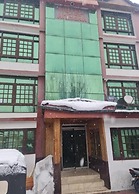 Goroomgo Ameera Srinagar