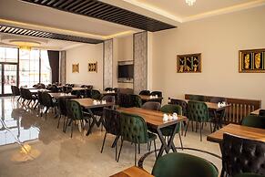 HOTEL EDEN'S