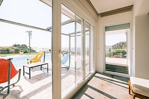 Chic Villa w Patio Pool 3 min to Beach in Bodrum