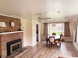 Pines Bay Waterfront Cottage With Hot tub