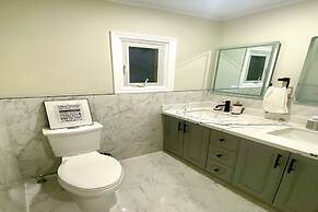 Pines Bay Waterfront Cottage With Hot tub